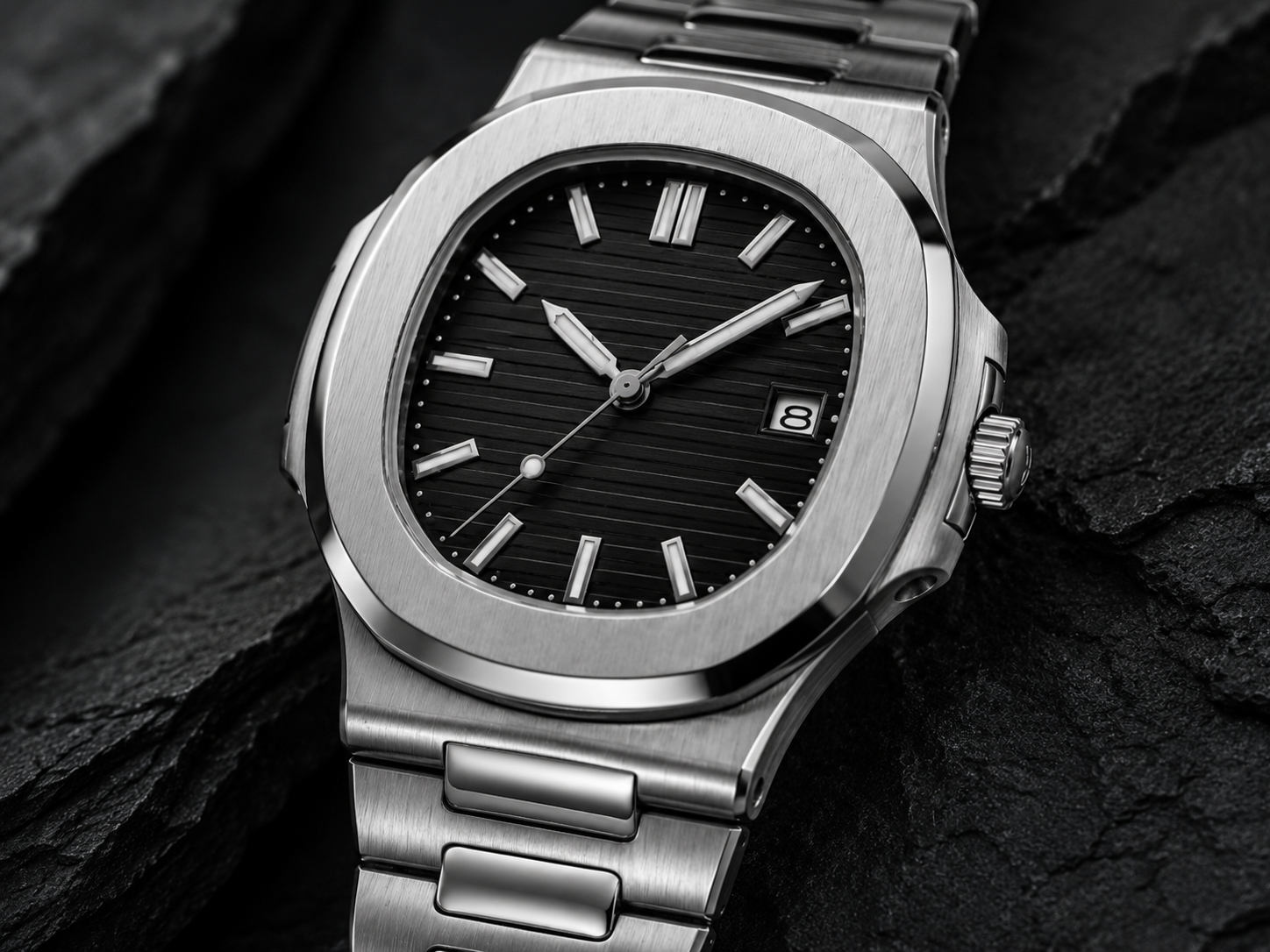 TEXTURED DIAL, POLISHED DETAIL.