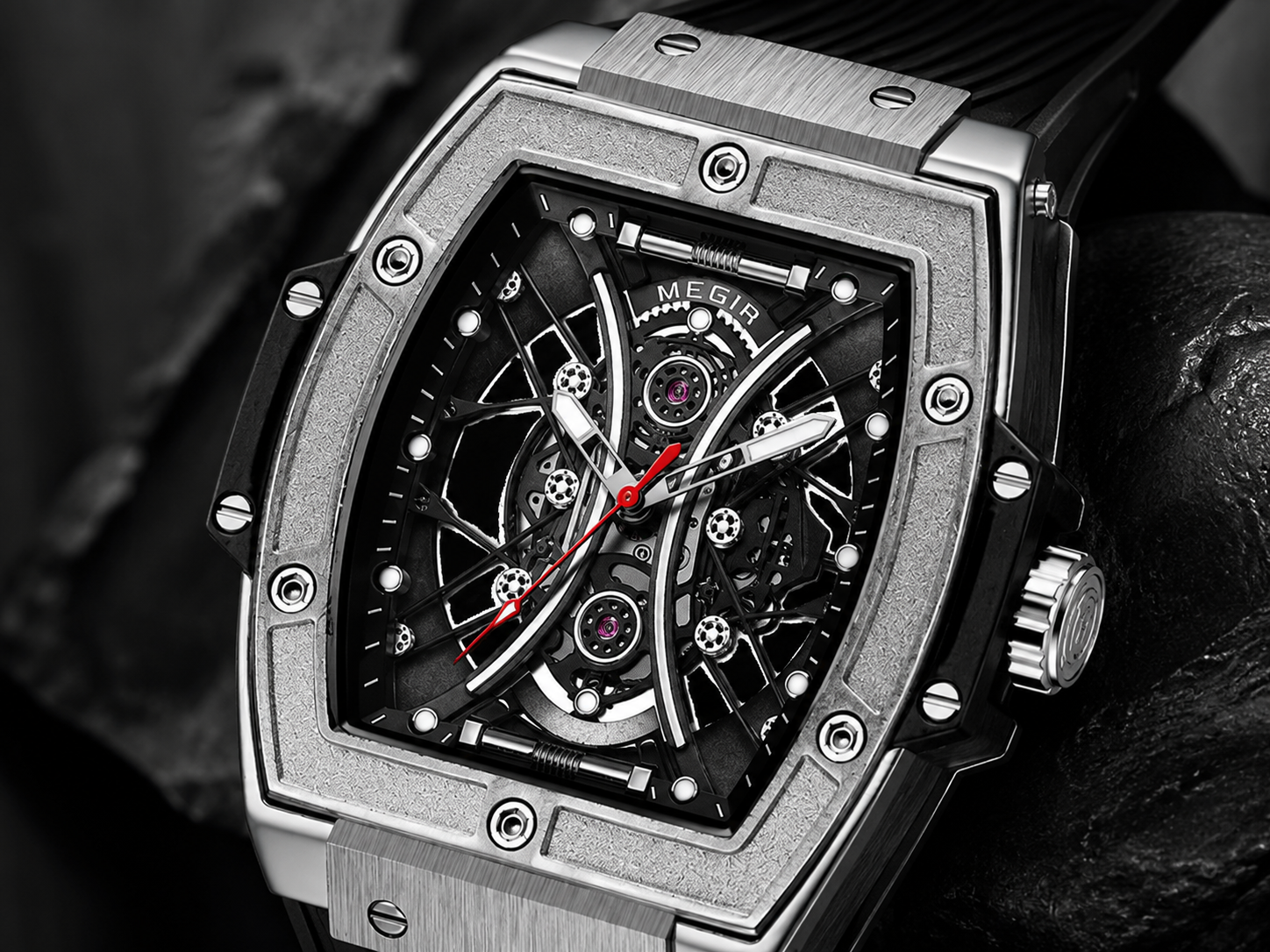 OPEN DIAL DETAIL, BUILT WITH PRECISION.